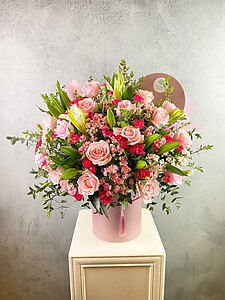 Hat Box Roses, Lilies & Spray Carnations (Pink Series)