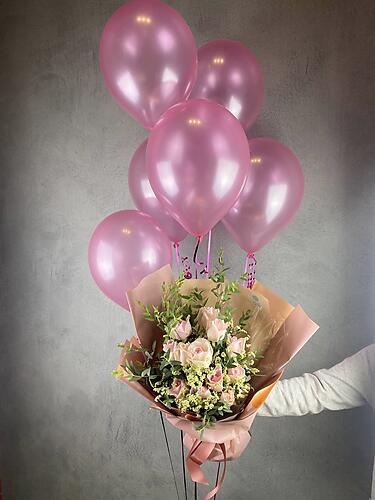 Avalanche Roses with Pink Helium Balloons